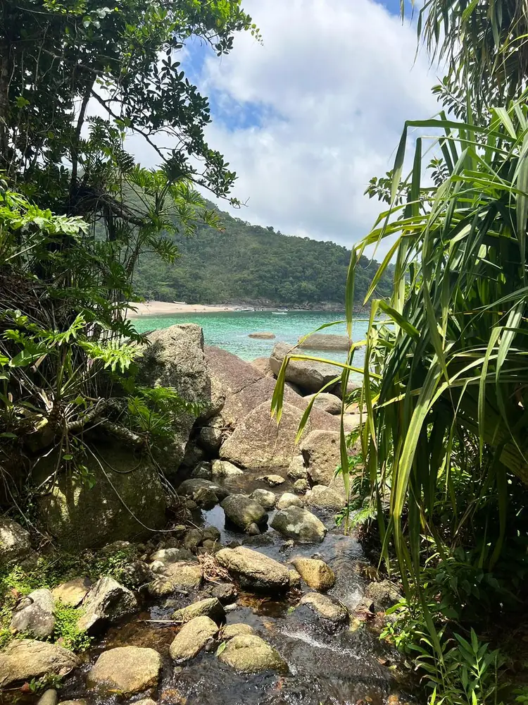 Praia escondida entre as pedras