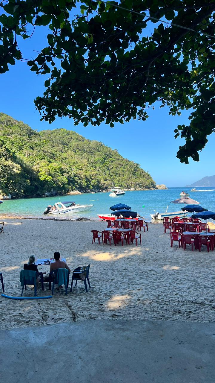 Restaurante à sombra na praia