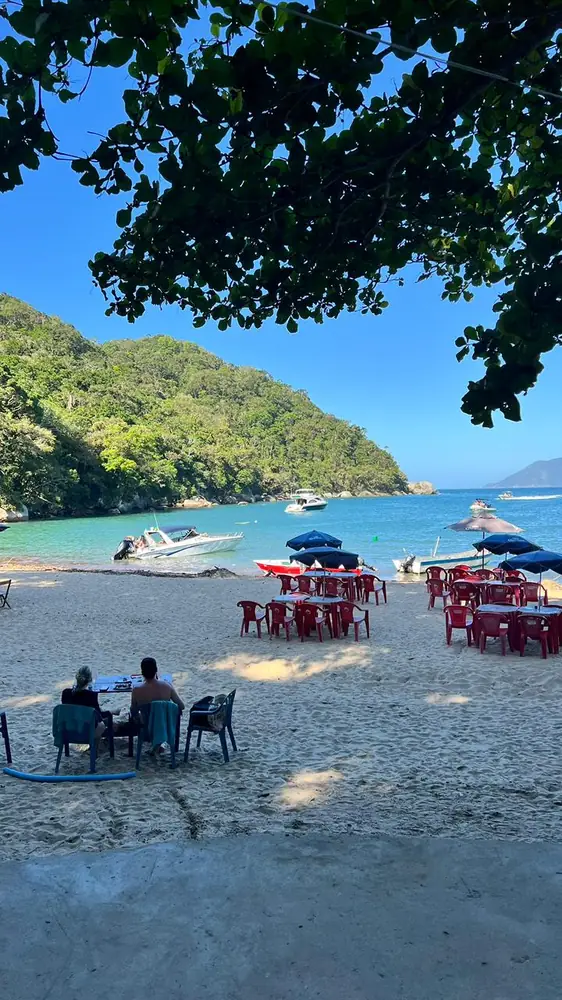 Restaurante à sombra na praia