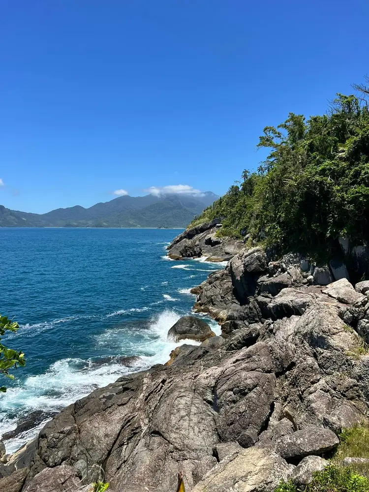 Costão de pedras com mar azul