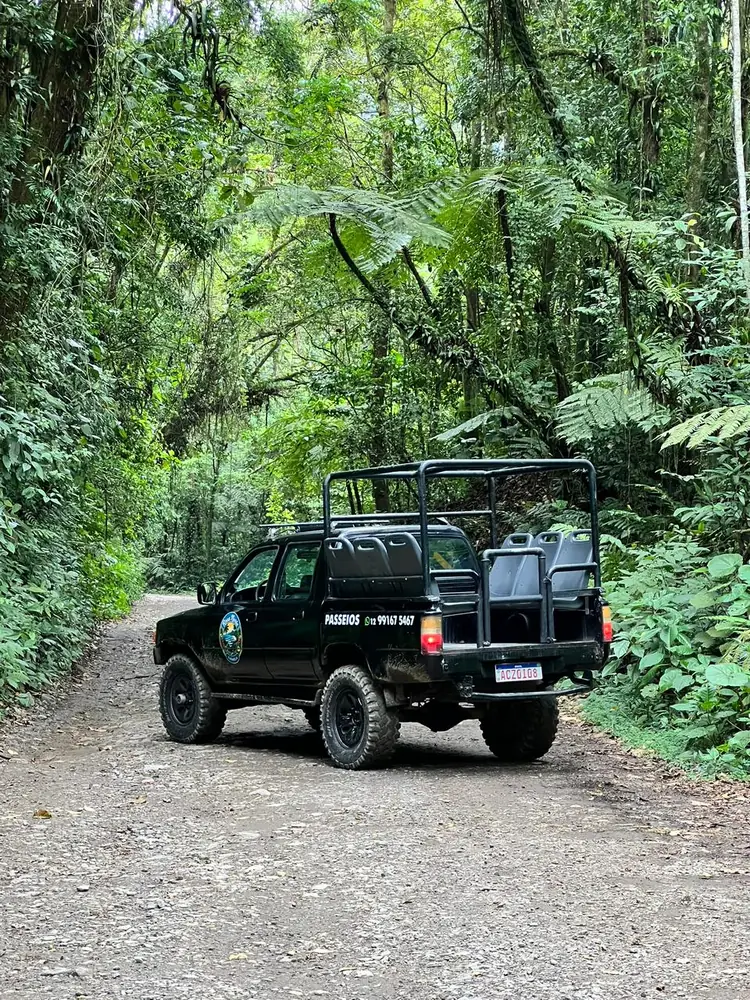 Jipe na estrada de terra