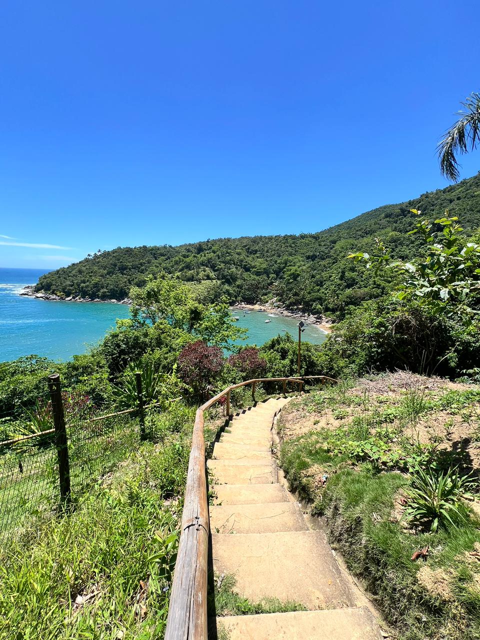 Escada descendo para a enseada