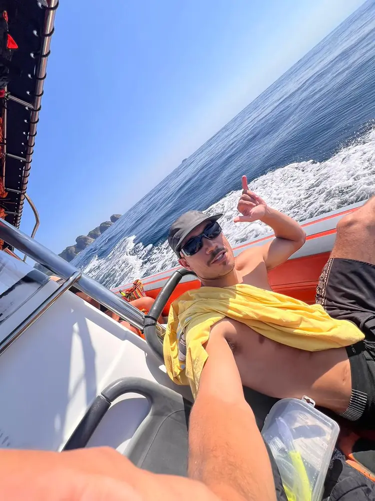 Pato a bordo da lancha durante passeio de barco em Ilhabela
